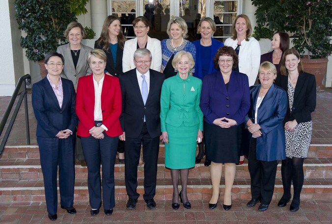 Kevin Rudd met de vrouwelijke leden van zijn nieuw kabinet.