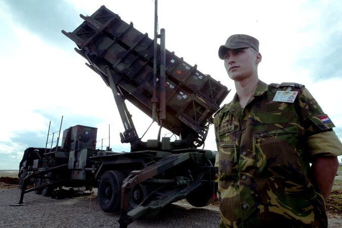 Een Nederlandse soldaat bij een Patriot luchtafweer aan de grens met Syrië.