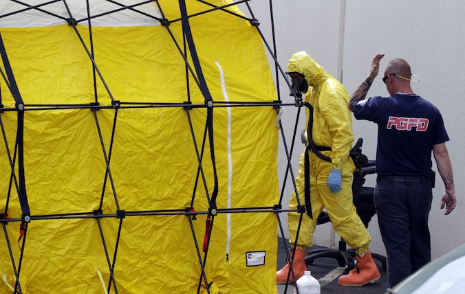 Een brandweerman in beschermend pak verlaat een ruimte in Hyattsville (Maryland) waar post voor de Amerikaanse overheid wordt gecontroleerd op de aanwezigheid van schadelijke stoffen en materialen.