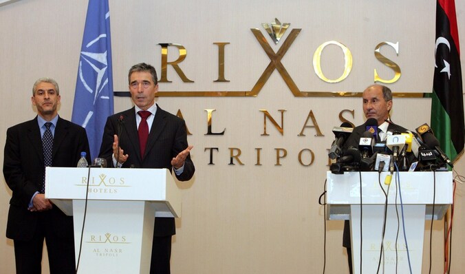 Secretaris-generaal van de NAVO Anders Fogh Rasmussen (L) en Moestafa Abdeljalil (R), hoofd van de Libische Overgangsraad.