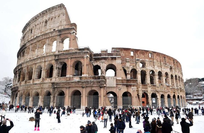 Door de hevige sneeuw vielen brokstukken van het Colloseum in Rome. Het monument wordt vanaf volgende maand gerestaureerd.