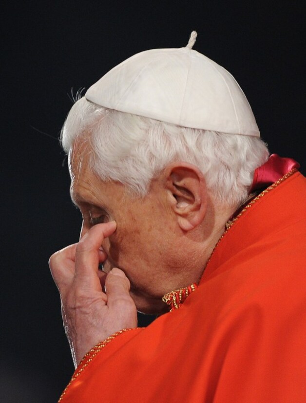 Paus Benedictus XVI tijdens de Goede Vrijdagviering gisteren.