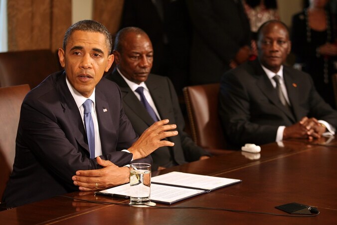 Barack Obama (links) overlegde met de presidenten van Guinea en Ivoorkust.