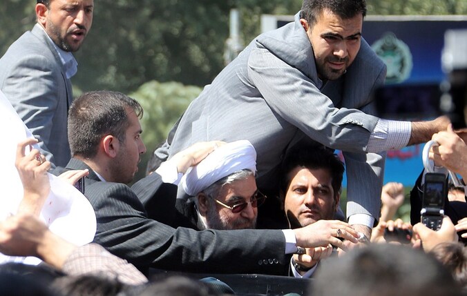 Ook honderden aanhangers wachtten de president op in Teheran.
