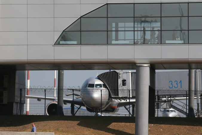 Van klokkenluider Snowden wordt vermoedt dat hij zich nog steeds in de transitzone van de internationale luchthaven van Moskou ophoudt.
