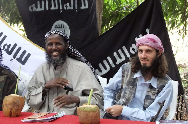 De in de VS geboren militante strijder Omar Hammami (rechts) en sjeik Mukhtar Abu Mansur Robow, een van de leiders van al-Shabaab, op een foto uit mei 2011. Hammami, afkomstig uit de Amerikaanse staat Alabama, zou op 12 september in een hinderlaag zijn gelokt en gedood.