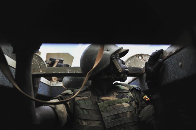 Een Ugandese soldaat nadat zijn konvooi door al-Shabaab-strijders bij Ballidoogole (Somalië) onder vuur is genomen.