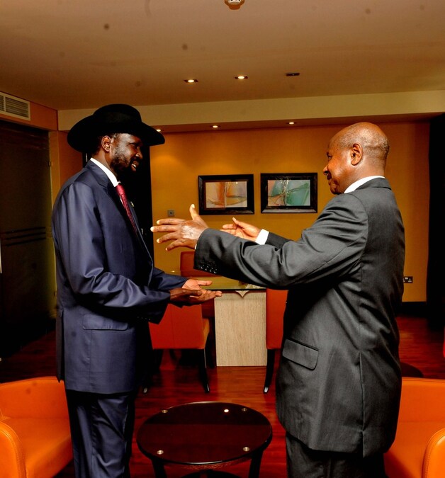 President van Zuid-Soedan Salva Kiir met president Yoweri museveni van Oeganda