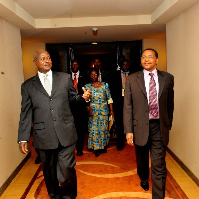 President Yoweri Museveni van Oeganda met president Jakaya Kikwete van Tanzania