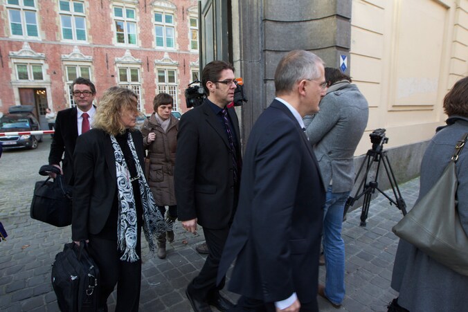Onderzoeksrechter Wim De Troy (C) verlaat hier het bisdom van Brugge, waar gisteren huiszoekingen verricht werden.