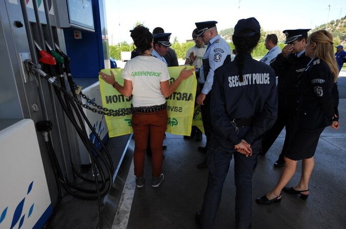 De arrestanten voerden actie bij een tankstation van de Russische oliemaatschappij Gazprom.