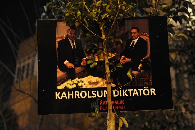 Moebarak is dikke maatjes met de Israëlische premier Nethanyahu, iets wat veel Egyptenaren hem zeer kwalijk nemen. Deze affiche hing aan het Egyptische consulaat in Istanboel.