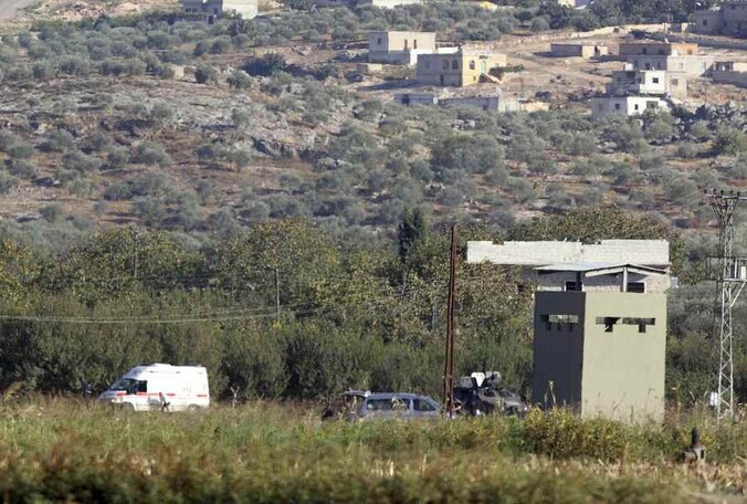 Een Turkse ambulance wacht op gewonde Syriërs bij het Syrische dorp Haram.