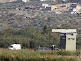 Een Turkse ambulance wacht op gewonde Syriërs bij het Syrische dorp Haram.