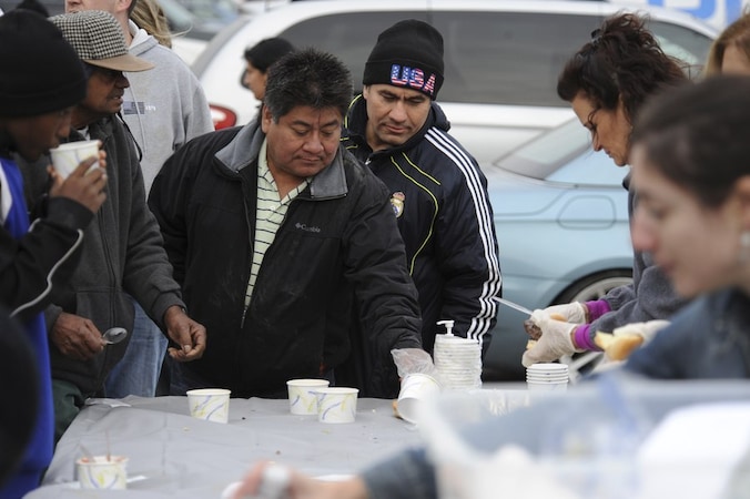 Slachtoffers van de superstorm Sandy krijgen warme dranken van de hulpdiensten.