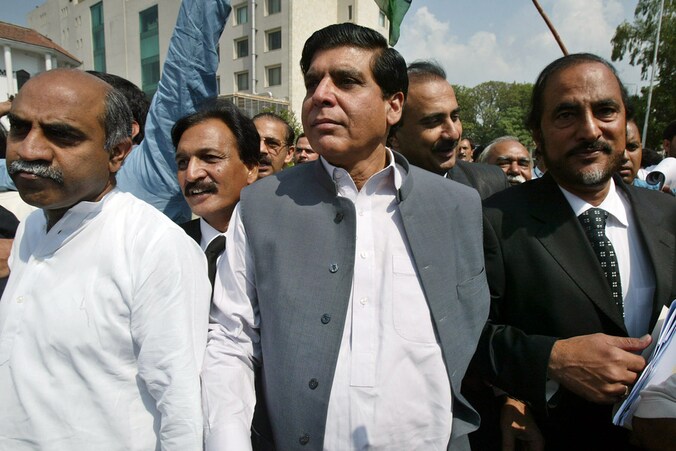 Raja Pervez Ashraf (centraal)