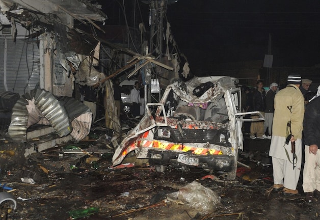 Ordediensten onderzoeken de schade in Quetta.