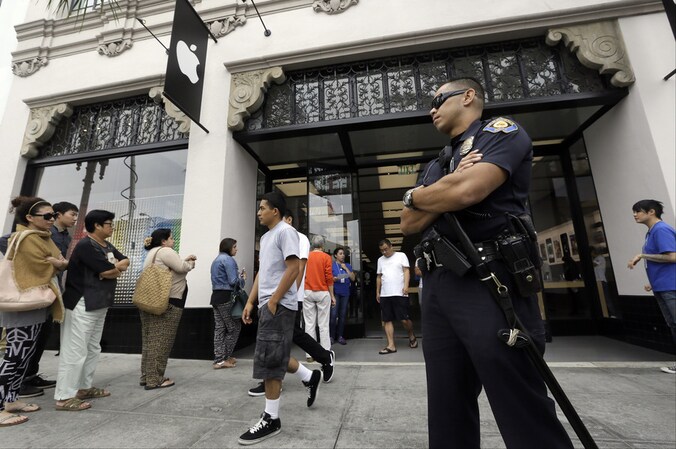 Een politieagent bewaakt de ingang van het Apple-filiaal in Pasadena.