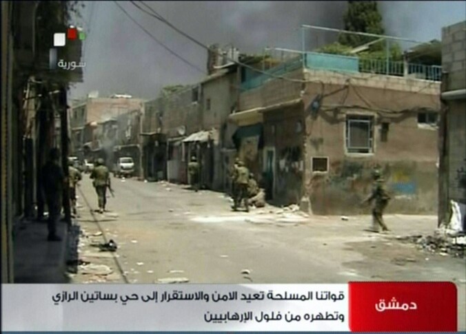 Beeld uit een video van de Syrische staatstelevisie. Regeringstroepen trekken van huis naar huis in Damascus.