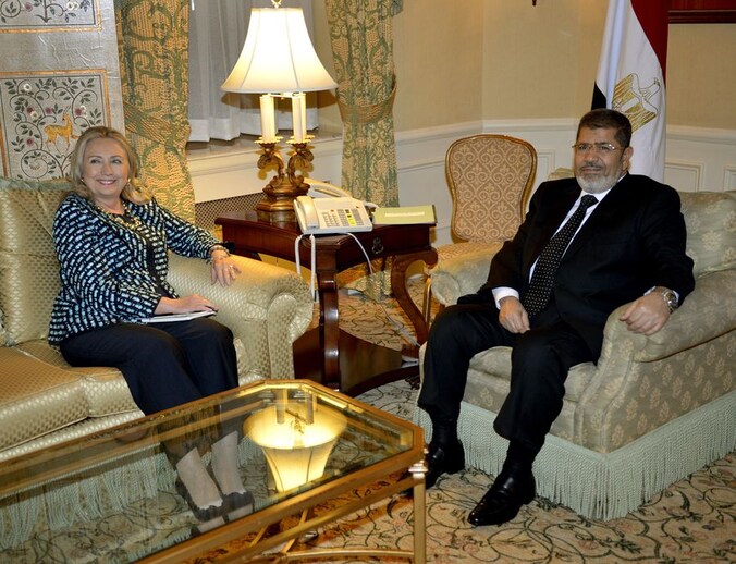 Morsi ontmoette gisteren ook de Amerikaanse minister van Buitenlandse Zaken Hillary Clinton.