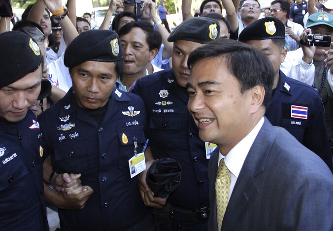 Ex-premier Abhisit Vejjajiva meldde zich vandaag bij de politie.