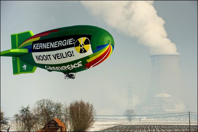 De zeppelin van Greenpeace boven Doel.