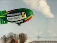 De zeppelin van Greenpeace boven Doel.