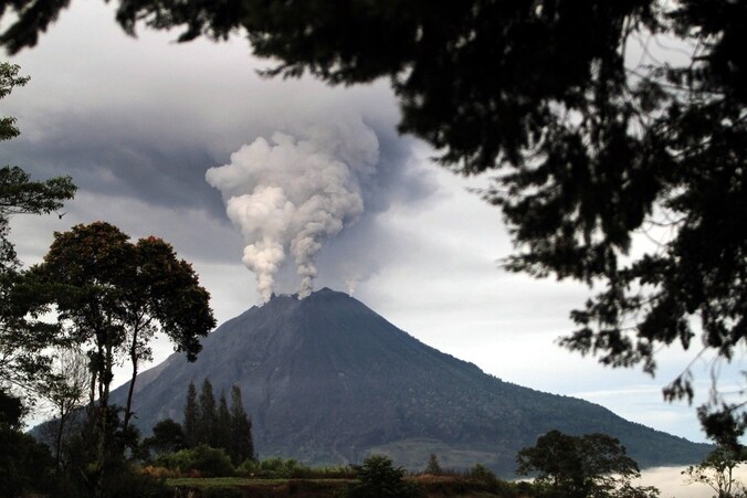 De vulkaan Sinabung op het Indonesische eiland Sumatra.
