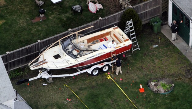 Onderzoekers bij de boot in Watertown waarin de gearresteerde verdachte Dzhokar Tsarnaev vrijdagavond werd aangetroffen.