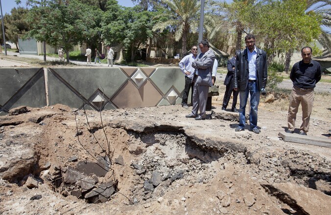 Een krater van een eerdere explosie in Tripoli.