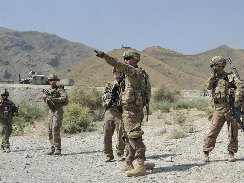 Amerikaanse militairen afgelopen maandag in het Afghaanse Torkham, waar een groep Talibanstrijders een Amerikaanse basis bij de Pakistaanse grens aanviel.