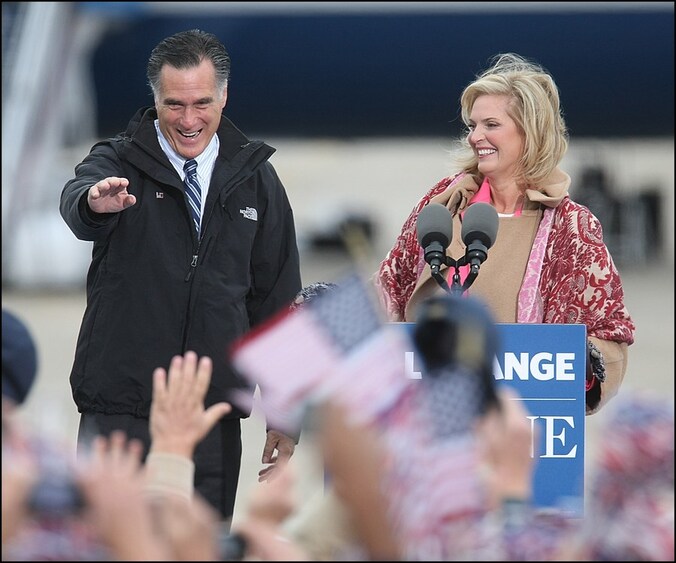 Mitt Romney met zijn vrouw Ann op campagne in Portsmouth in de staat New Hampshire.