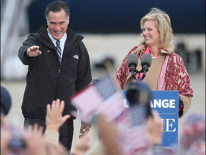 Mitt Romney met zijn vrouw Ann op campagne in Portsmouth in de staat New Hampshire.