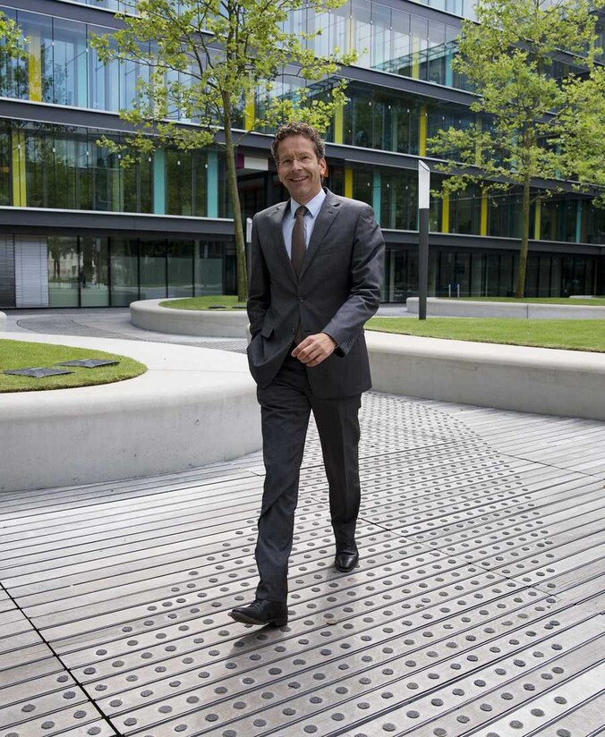 Dijsselbloem, voorzitter van de Eurogroep, treedt de Duitse minister van Financiën Schäuble bij.