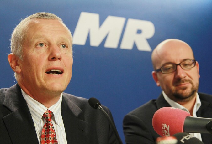 Luchtmachtkolonel Luc Gennart en MR-voorzitter Charles Michel.
