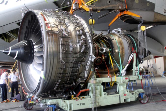 De ontplofte motor van de Qantas A380 die een noodlanding maakte in Singapore wordt verder onderzocht.