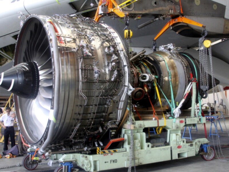 De ontplofte motor van de Qantas A380 die een noodlanding maakte in Singapore wordt verder onderzocht.
