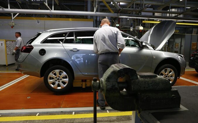 Een werknemer in een Opelfabriek in Duitsland.