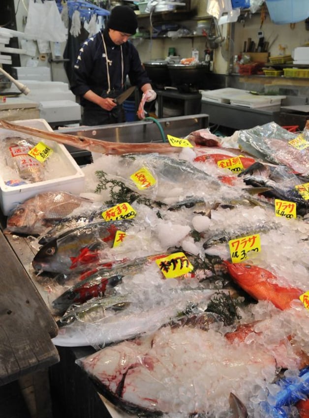De Japanse overheid overweegt voor het eerst beperkingen op de consumptie van vis.