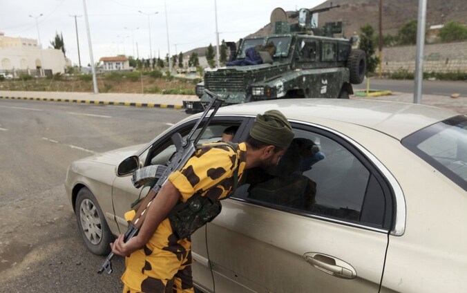 Een politieman controleert een auto bij de ingang van de Britse ambassade in Sana'a, Jemen, afgelopen week.