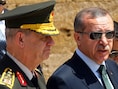 De Turkse premier Erdogan in 2010 met de toenmalige stafchef van het leger Ilker Basbug. Die laatste moet nu voor de rest van zijn leven de cel in.