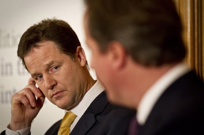 Vicepremier Nick Clegg in gesprek met premier David Cameron.