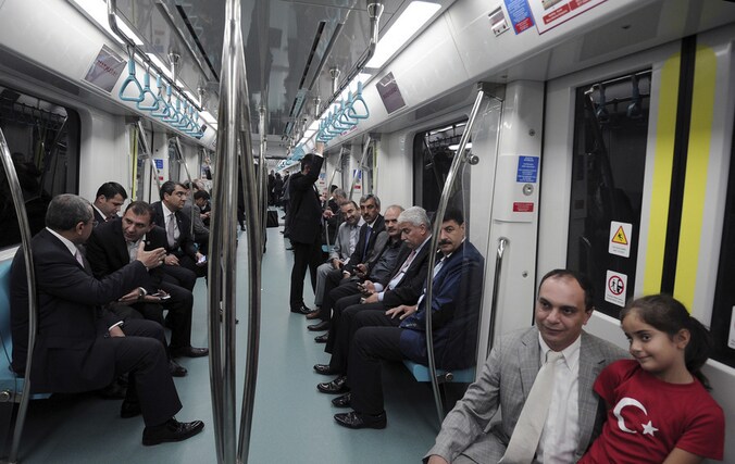 De eerste passagiers gisteren na de opening van de tunnel die het Europese deel van Istanboel met het Aziatische verbindt.