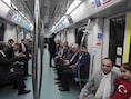 De eerste passagiers gisteren na de opening van de tunnel die het Europese deel van Istanboel met het Aziatische verbindt.