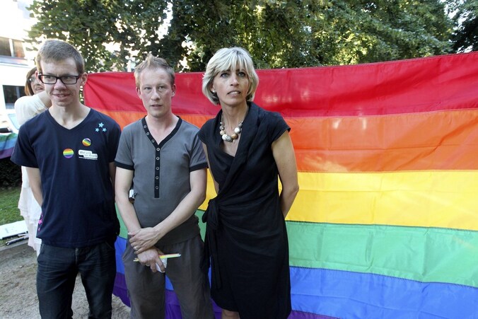 Laurens Temmerman (l.) en Andy Hendrickx (m.) met Ilse Uyttersprot (r.), burgemeester van Aalst.