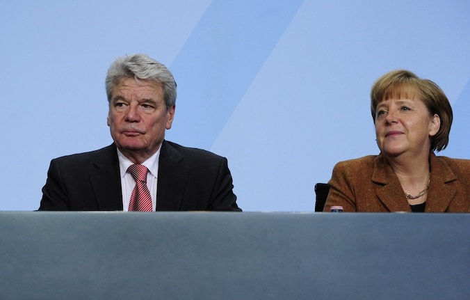 Joachim Gauck (L) en Angela Merkel (R) op de persconferentie van vrijdag.