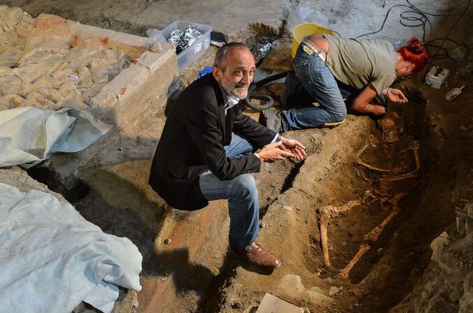 De Italiaanse archeoloog Silvano Vincenti bij het vermoedelijke skelet van Lisa Gherardini.