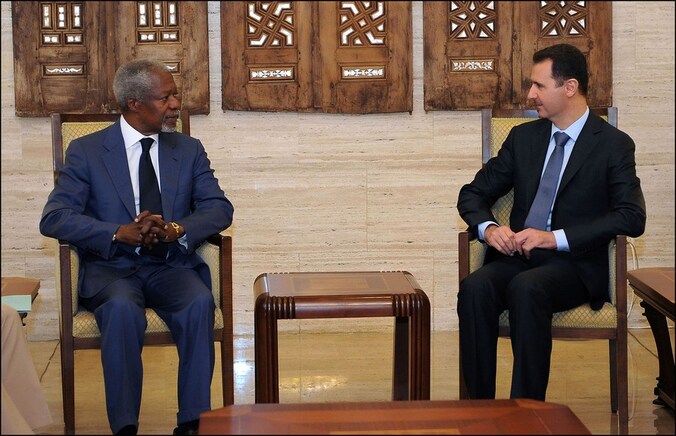 De Syrische president Assad (rechts) en VN-gezant Annan gisteren in Damascus.