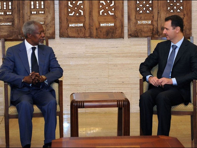 De Syrische president Assad (rechts) en VN-gezant Annan gisteren in Damascus.