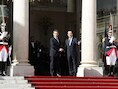 Uittredend president Nicolas Sarkozy schudt handjes met de nieuwe president François Hollande op de trappen van het Elysée, waar Hollande voortaan zal wonen.
